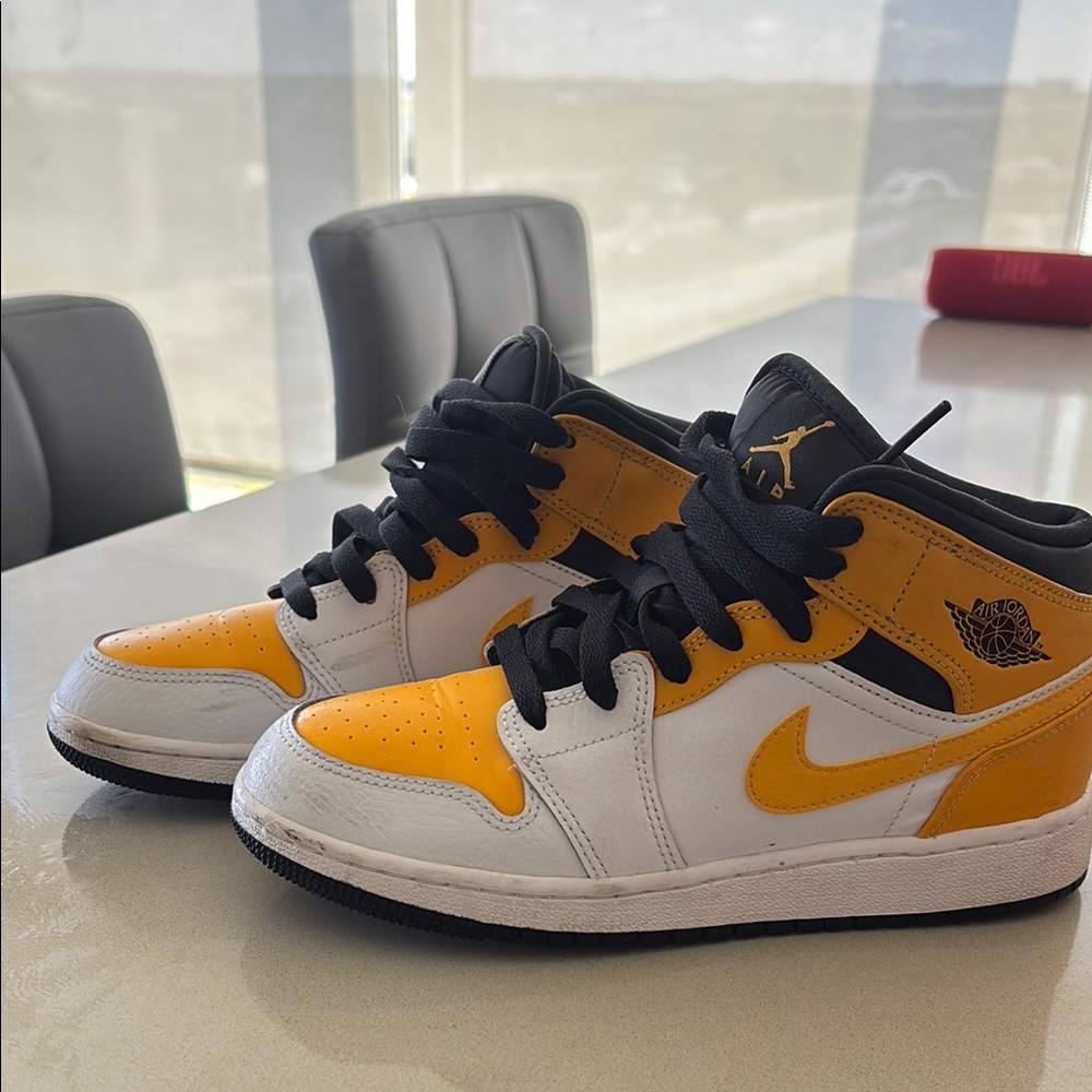 Nike Yellow and Black Sneakers Mid-Top Design